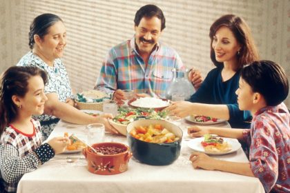 5 Expert Reasons Why Insisting on Family Mealtimes is a Must