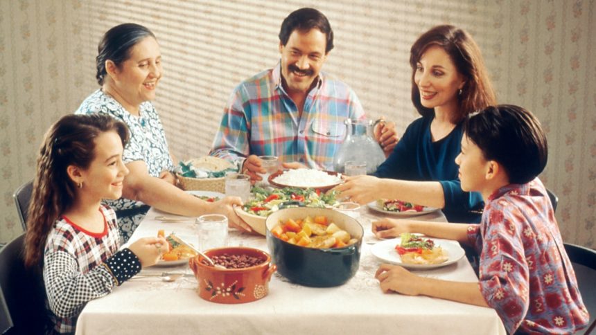 5 Expert Reasons Why Insisting on Family Mealtimes is a Must