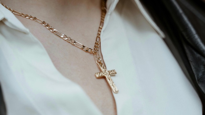 Know the Reasons Why Cross Pendant Necklaces Are So Popular